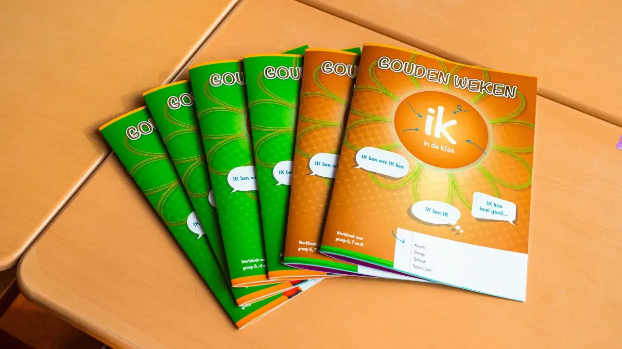 Werkboeken voor de gouden weken onderwijs, met titels als "Ik ben wie ik ben" en "Ik kan heel goed...".