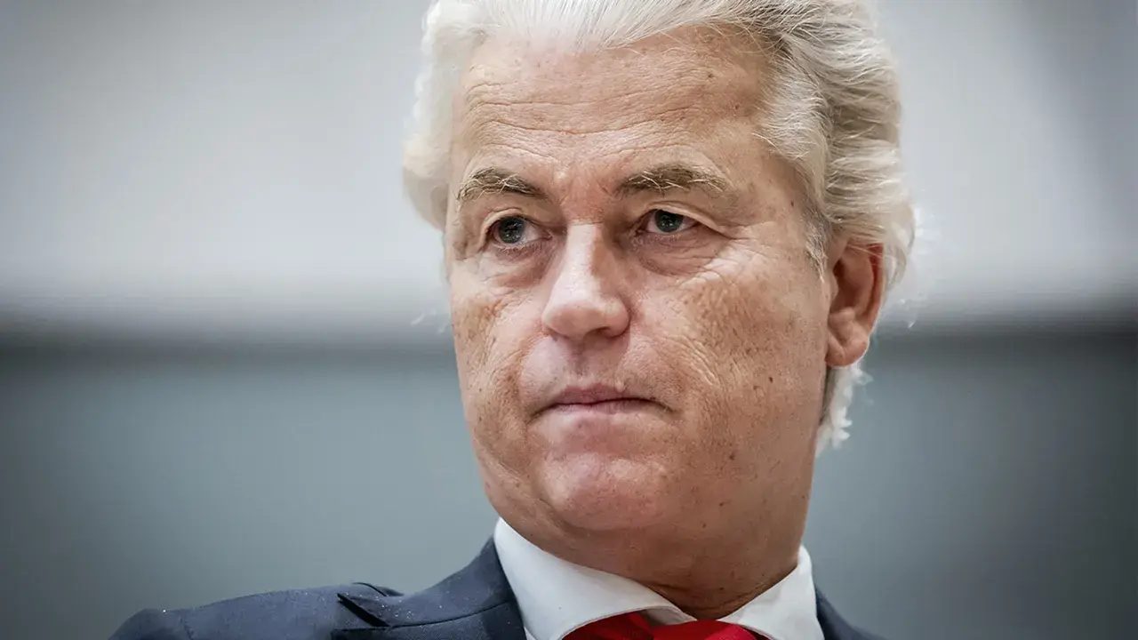 Geert Wilders, met zijn kenmerkende witte haar, kijkt peinzend. De hoop op een nieuw kabinet, een 'Wilders kabinet', hangt in de lucht.