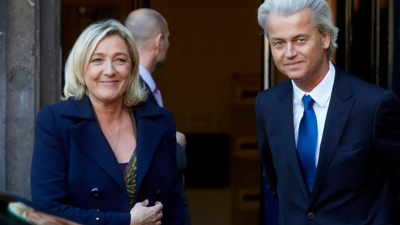 Marine Le Pen en Geert Wilders, twee prominente figuren die het gevaar van populisme belichamen, kijken de camera in.
