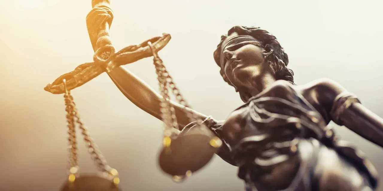 De Vrouwe Justitia met weegschaal, symbool voor gerechtigheid. Een kroongetuige kan cruciaal zijn in een zaak.