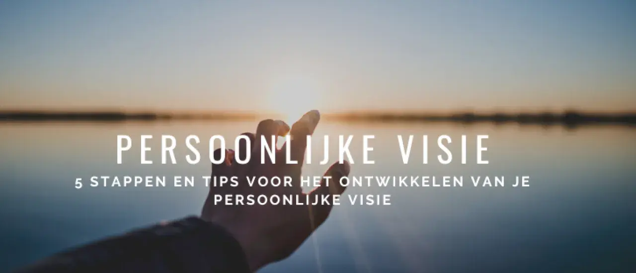 Hand reikt naar de zon, met tekst "Persoonlijke Visie: 5 stappen en tips voor het ontwikkelen van je persoonlijke visie".
