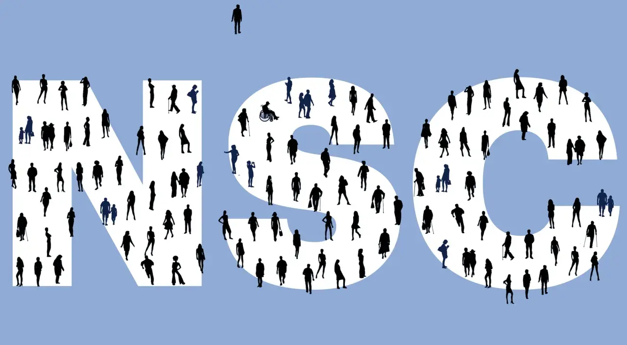 Silhouetten van mensen vormen de letters 'NSC'. Dit illustreert de sociaal contract betekenis: de samenleving als een geheel.