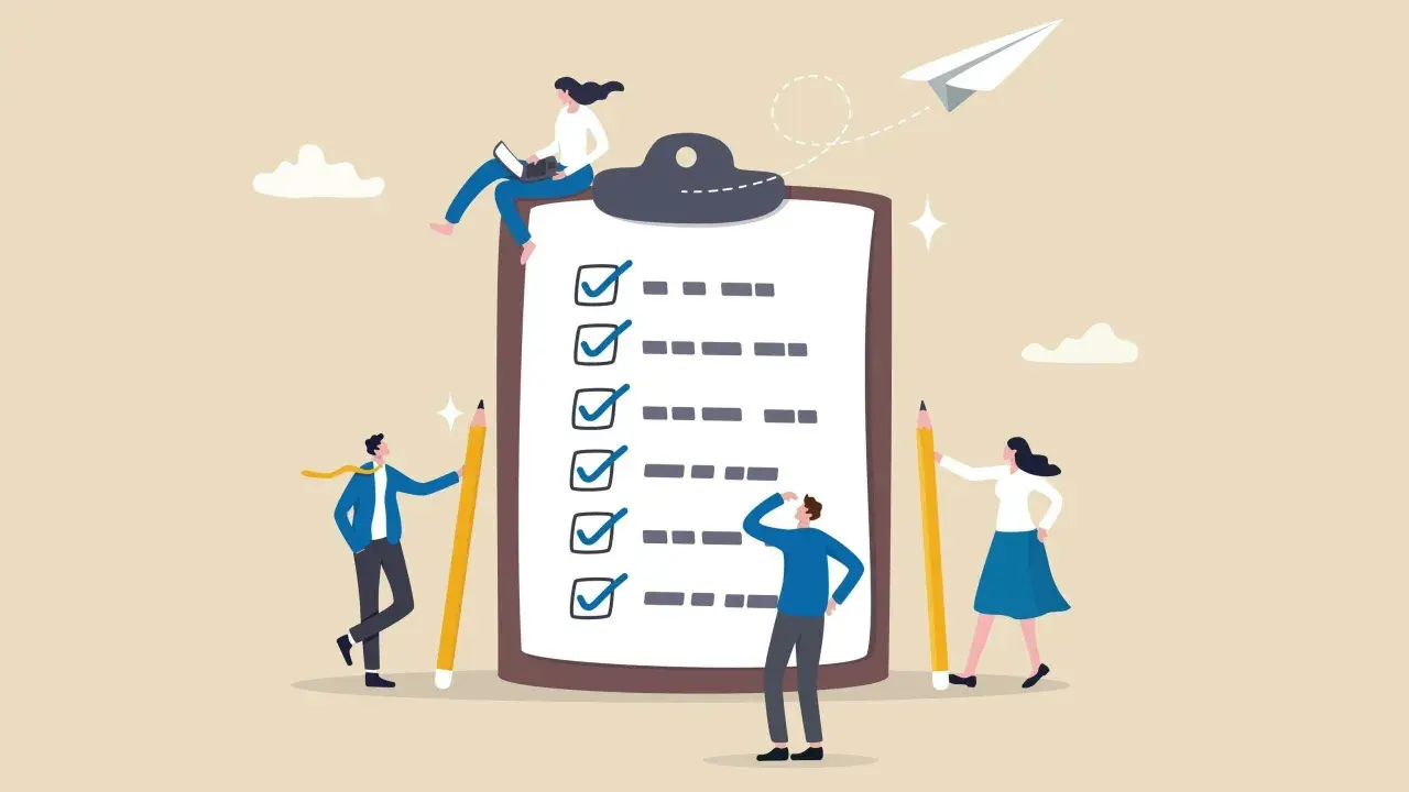 Mensen werken samen aan een checklist, wat de betekenis van sociaal beleid illustreert: gezamenlijke inspanningen voor een betere samenleving.