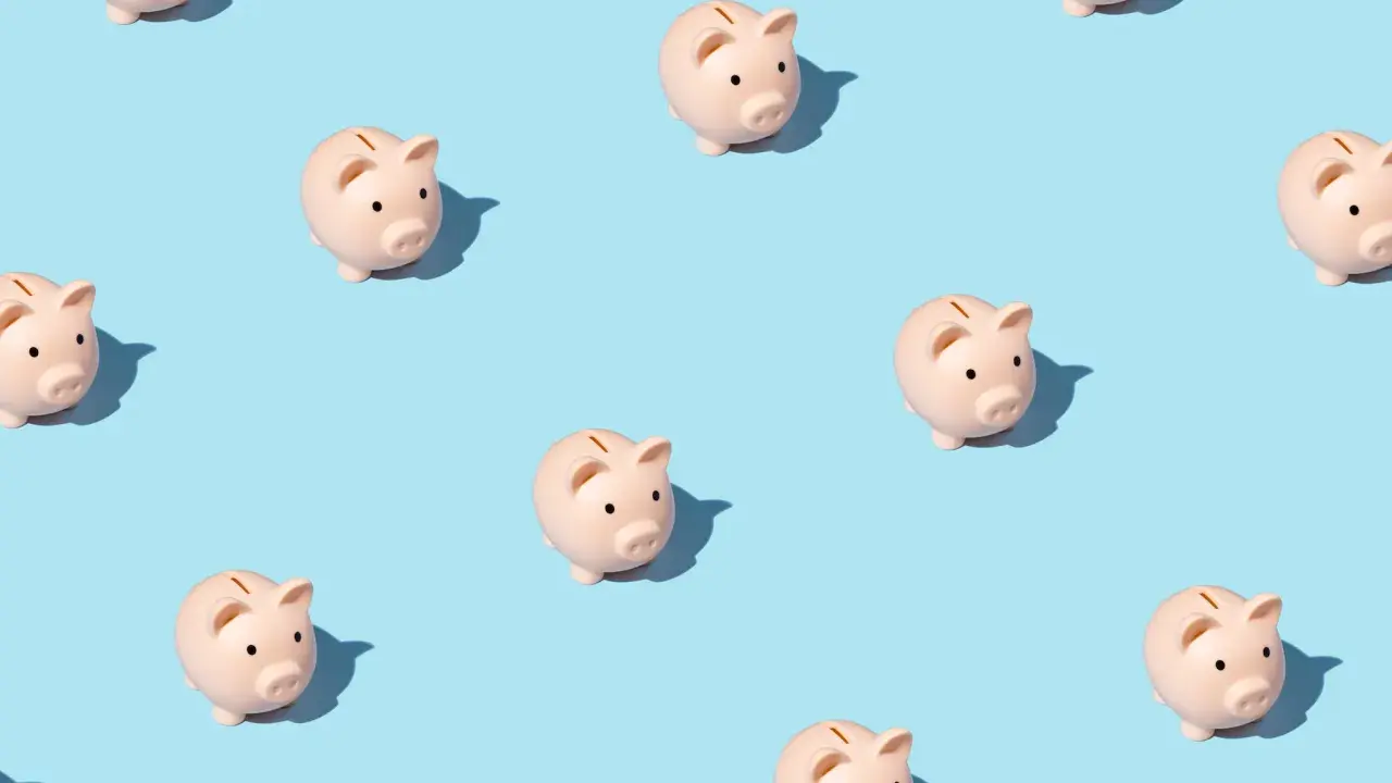 Patroon van spaarvarkens op een blauwe achtergrond, symbolisch voor het debat over een basisinkomen in Nederland.