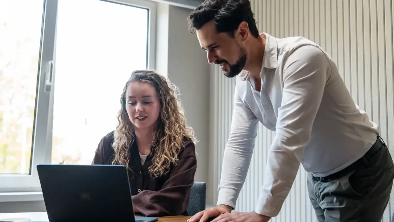 Man en vrouw kijken samen naar een laptop, ter voorbereiding op een gesprek met HR.