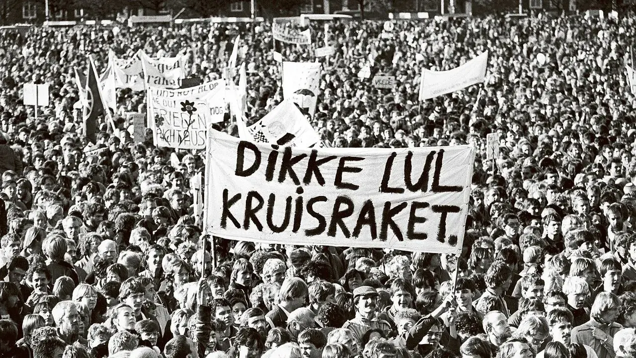 Grote menigte protesteert tegen kruisraketten, een teken van de nieuwe koude oorlog.