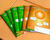 Werkboeken voor de gouden weken onderwijs, met titels als "Ik ben wie ik ben" en "Ik kan heel goed...".