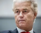 Geert Wilders, met zijn kenmerkende witte haar, kijkt peinzend. De hoop op een nieuw kabinet, een 'Wilders kabinet', hangt in de lucht.