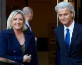 Marine Le Pen en Geert Wilders, twee prominente figuren die het gevaar van populisme belichamen, kijken de camera in.