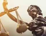 De Vrouwe Justitia met weegschaal, symbool voor gerechtigheid. Een kroongetuige kan cruciaal zijn in een zaak.