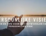Hand reikt naar de zon, met tekst "Persoonlijke Visie: 5 stappen en tips voor het ontwikkelen van je persoonlijke visie".