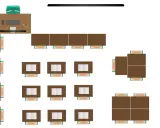 Overzicht van een school opstelling met tafels, stoelen, laptops, boeken en een bureau.