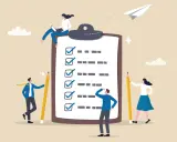 Mensen werken samen aan een checklist, wat de betekenis van sociaal beleid illustreert: gezamenlijke inspanningen voor een betere samenleving.