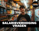 Jonge man lacht in een winkel, met de tekst "SALARISVERHOGING VRAGEN". Hij bereidt zich voor op het presenteren van zijn argumenten voor een salarisverhoging.