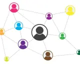 Een sociogram voorbeeld: gekleurde poppetjes met lijnen die hun connecties tonen, met een centraal, groter figuur.