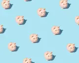 Patroon van spaarvarkens op een blauwe achtergrond, symbolisch voor het debat over een basisinkomen in Nederland.