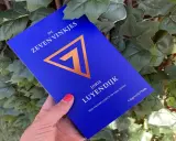 Blauwe kaft met gouden symbool en tekst "De Zeven Vinkjes" van Joris Luyendijk.