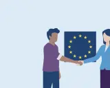 Een man en vrouw schudden handen voor de EU-vlag, symbool voor samenwerking in het vluchtelingenbeleid Nederland.