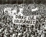 Grote menigte protesteert tegen kruisraketten, een teken van de nieuwe koude oorlog.