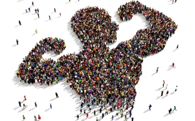 Een grote groep mensen vormt de gestalte van een gespierde arm, wat de kracht van de massa symboliseert. Dit beeld roept vragen op over wat is populisme en hoe de massa wordt gemobiliseerd.