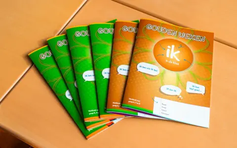 Werkboeken voor de gouden weken onderwijs, met titels als "Ik ben wie ik ben" en "Ik kan heel goed...".