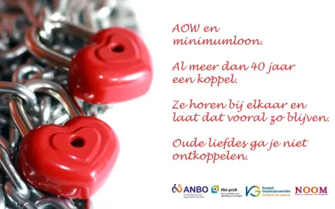 Twee rode hartjes-hangsloten aan een ketting symboliseren de koppeling van AOW en minimumloon. Ze horen bij elkaar, net als oude liefdes.