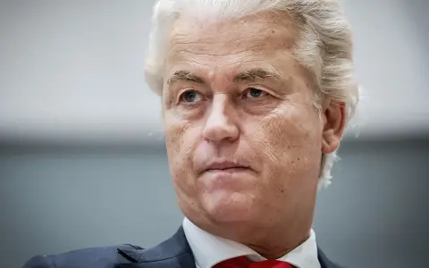 Geert Wilders, met zijn kenmerkende witte haar, kijkt peinzend. De hoop op een nieuw kabinet, een 'Wilders kabinet', hangt in de lucht.