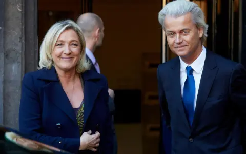 Marine Le Pen en Geert Wilders, twee prominente figuren die het gevaar van populisme belichamen, kijken de camera in.