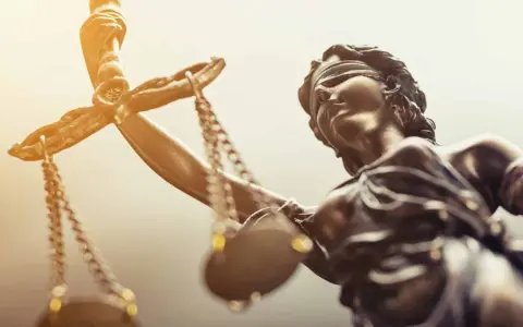 De Vrouwe Justitia met weegschaal, symbool voor gerechtigheid. Een kroongetuige kan cruciaal zijn in een zaak.