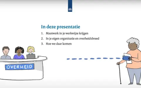 Een oudere vrouw met een wandelstok ontvangt post. De overheid, met drie medewerkers achter een balie, biedt hierbij discretionaire ruimte.