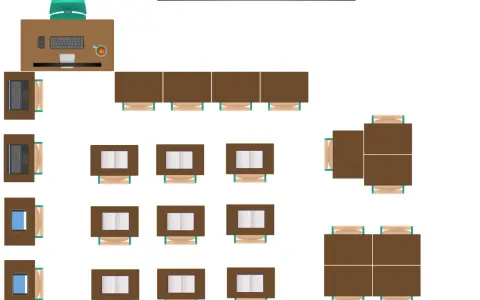 Overzicht van een school opstelling met tafels, stoelen, laptops, boeken en een bureau.