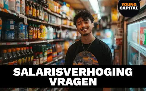 Jonge man lacht in een winkel, met de tekst "SALARISVERHOGING VRAGEN". Hij bereidt zich voor op het presenteren van zijn argumenten voor een salarisverhoging.
