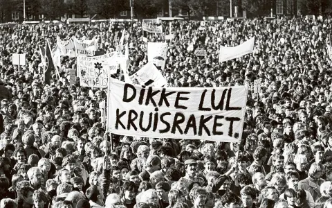 Grote menigte protesteert tegen kruisraketten, een teken van de nieuwe koude oorlog.