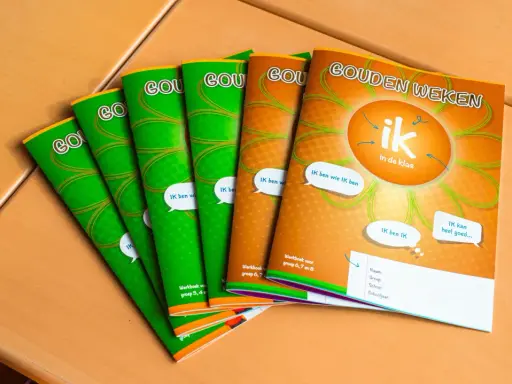 Werkboeken voor de gouden weken onderwijs, met titels als "Ik ben wie ik ben" en "Ik kan heel goed...".