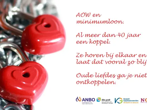 Twee rode hartjes-hangsloten aan een ketting symboliseren de koppeling van AOW en minimumloon. Ze horen bij elkaar, net als oude liefdes.