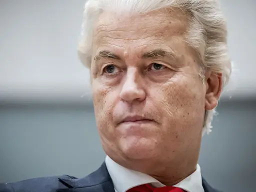 Geert Wilders, met zijn kenmerkende witte haar, kijkt peinzend. De hoop op een nieuw kabinet, een 'Wilders kabinet', hangt in de lucht.