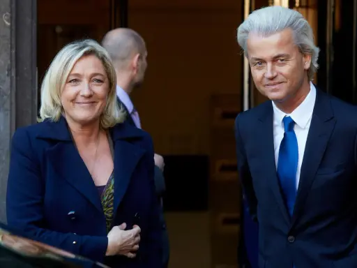 Marine Le Pen en Geert Wilders, twee prominente figuren die het gevaar van populisme belichamen, kijken de camera in.