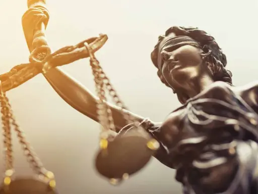 De Vrouwe Justitia met weegschaal, symbool voor gerechtigheid. Een kroongetuige kan cruciaal zijn in een zaak.