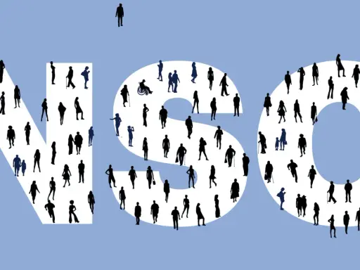 Silhouetten van mensen vormen de letters 'NSC'. Dit illustreert de sociaal contract betekenis: de samenleving als een geheel.