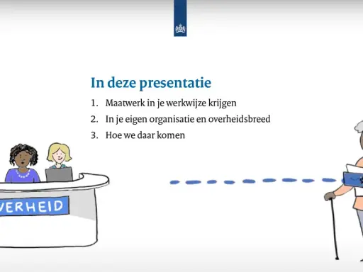 Een oudere vrouw met een wandelstok ontvangt post. De overheid, met drie medewerkers achter een balie, biedt hierbij discretionaire ruimte.