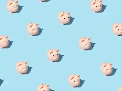 Patroon van spaarvarkens op een blauwe achtergrond, symbolisch voor het debat over een basisinkomen in Nederland.