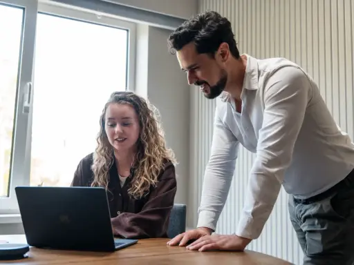 Man en vrouw kijken samen naar een laptop, ter voorbereiding op een gesprek met HR.