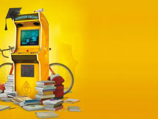 Een arcadekast met een afstudeerhoed en diploma, omringd door boeken, een fiets en een basketbal. Dit symboliseert game based learning.