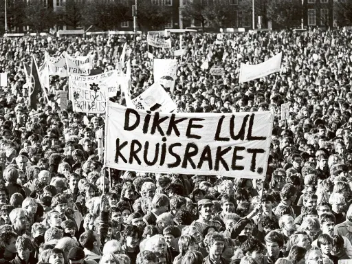 Grote menigte protesteert tegen kruisraketten, een teken van de nieuwe koude oorlog.