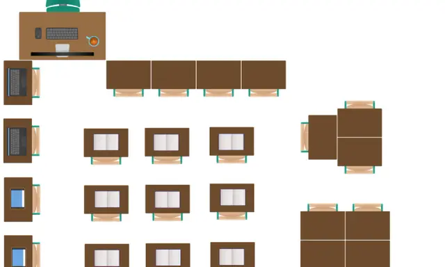 Overzicht van een school opstelling met tafels, stoelen, laptops, boeken en een bureau.