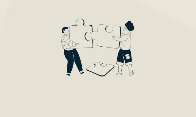 Twee personen leggen puzzelstukken bij elkaar, symbool voor gedeeld leiderschap in het onderwijs.