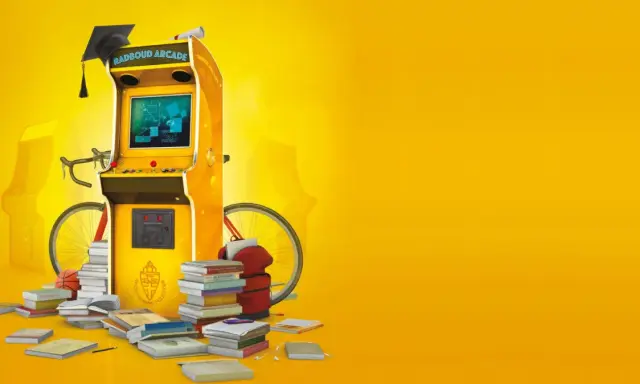 Een arcadekast met een afstudeerhoed en diploma, omringd door boeken, een fiets en een basketbal. Dit symboliseert game based learning.