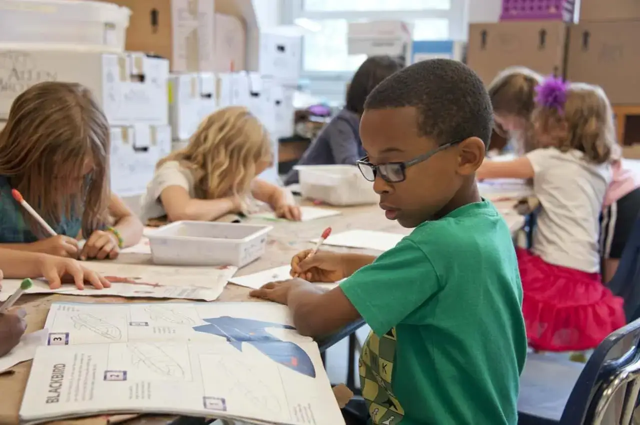 Kinderen leren geconcentreerd tekenen, wat zinvolle straffen op school kunnen zijn om creativiteit te stimuleren.