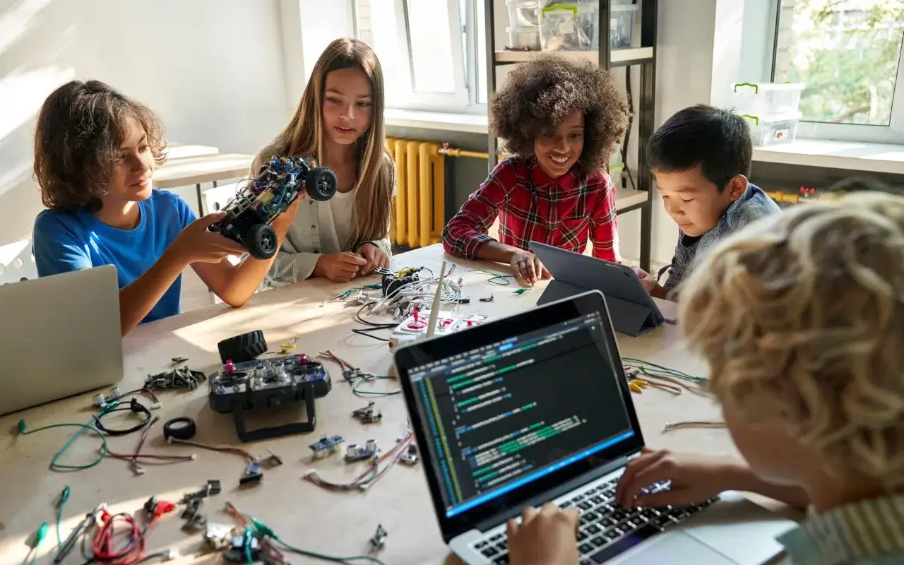 Kinderen van groep 3 werken samen aan een robot. Ze proberen de code te kraken om de robot te laten rijden.