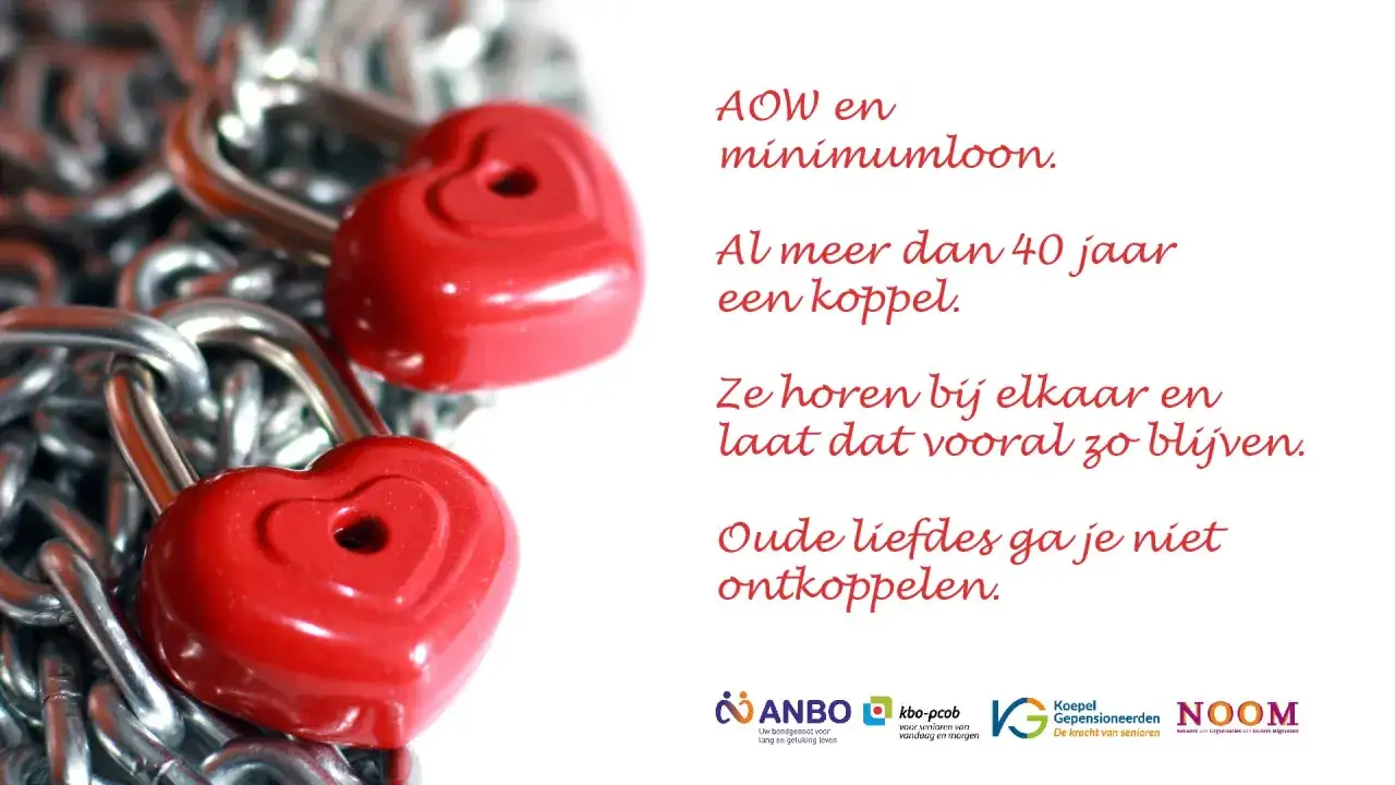 Twee rode hartjes-hangsloten aan een ketting symboliseren de koppeling van AOW en minimumloon. Ze horen bij elkaar, net als oude liefdes.